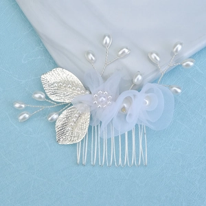 Détail du peigne à cheveux fleurs en tissu fait main avec feuilles et perles argent