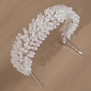 Détail d'un bandeau de mariée fait main avec fil d'argent et perles de cristal en gouttes