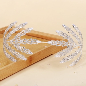 Détail d'un serre-tête de mariée argenté orné de zircons marquise et de strass