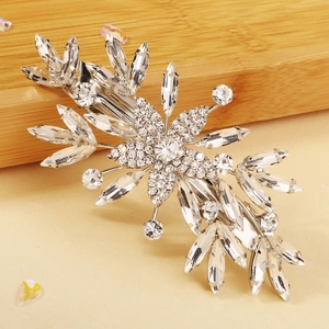 Dettaglio del fermaglio per capelli in lega d'argento con strass scintillanti e zirconi