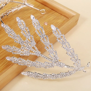 Détails du serre-tête de mariée en feuilles argentées orné de cristaux de zircone brillants
