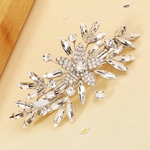 Dettaglio ravvicinato di un fermaglio per capelli a fiocco di neve con cristalli lucidi