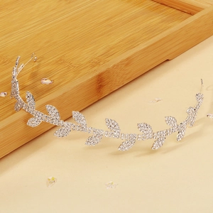 Détail d'un serre-tête de mariée aux feuilles de strass argentés et texture métallique fine