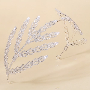 Détail du diadème de mariée argenté de luxe avec des pierres de zircon scintillantes