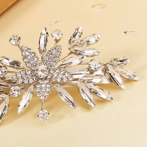 Dettaglio ravvicinato di un fermaglio per capelli a fiore con cristalli scintillanti