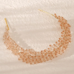 Vue détaillée du bandeau de mariée fait main avec cristaux roses sur fil doré