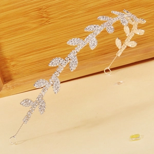 Détail du serre-tête de mariée en alliage argenté avec feuilles en strass