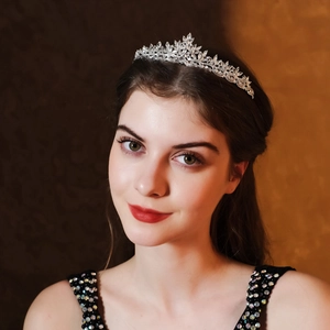 Couronne de mariée élégante en argent avec motifs de feuilles en cristal pour mariages