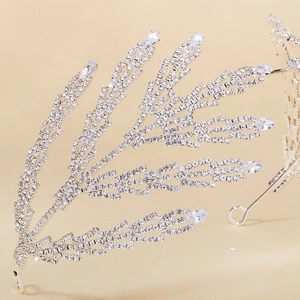 Serre-tête de mariée élégant en argent avec strass scintillants et cristaux marquise