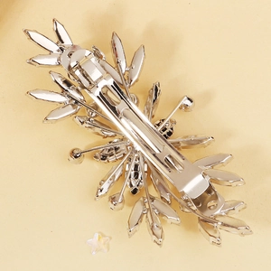 Vista posteriore dettagliata di un fermaglio per capelli a fiore con strass e molla