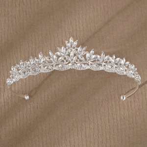 Détail de la couronne de mariée argentée avec strass marquise et alliage poli