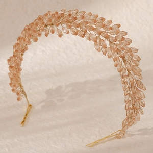 Détail d'un bandeau de mariée fait main avec perles de cristal champagne et fil doré