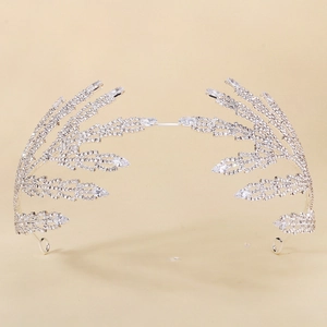 Détail du diadème de mariage argenté aux feuilles de blé et zircons blancs étincelants
