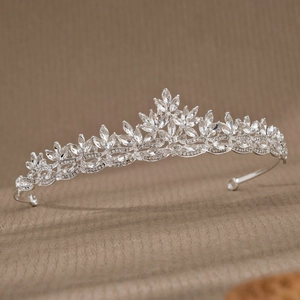 Détail du diadème de mariée en argent avec cristaux scintillants en forme de feuilles