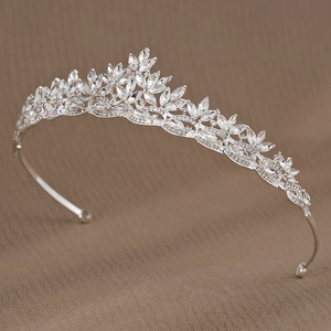 Couronne de mariée argentée avec strass marquise et motifs floraux en alliage