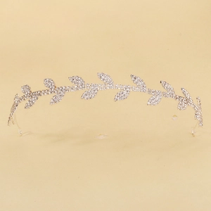 Détail d'un serre-tête de mariée argenté orné de feuilles serties de strass