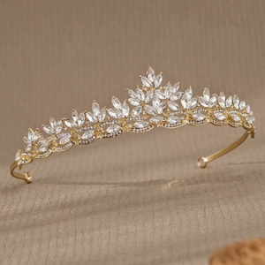 Détail de la base en métal doré et des cristaux blancs étincelants sur la couronne mariée