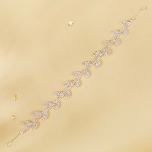 Détail du bandeau de mariée argenté avec strass brillants et boucles de fixation