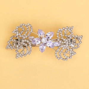 Dettaglio del fermaglio per capelli in argento con petali di cristallo viola e zirconi