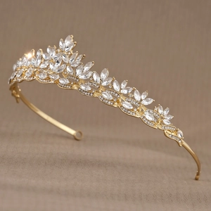 Vue détaillée du diadème de mariée avec cristaux marquise et structure en alliage doré