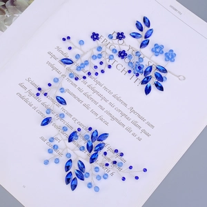 Détail d'un serre-tête en fil d'argent avec fleurs et feuilles de perles bleues