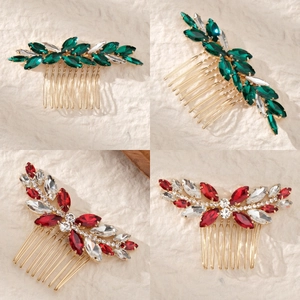 Détail de peignes à cheveux de mariée dorés avec des strass marquise verts et rouges