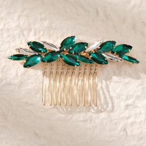 Vue détaillée du peigne de mariée avec cristaux marquise verts sur base dorée
