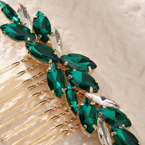 Détail macro du peigne de mariée avec cristaux marquises verts et base métallique dorée