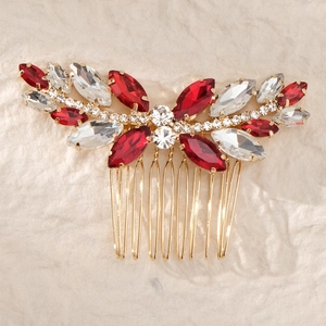 Détail du peigne à cheveux de mariée avec strass marquise rouges et dents en alliage doré