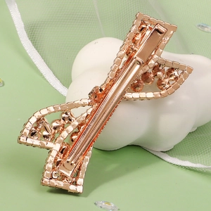 Barrette élégante en or rose ornée de strass brillants avec un fermoir à ressort canard