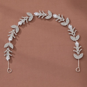 Bandeau de mariée étincelant à feuilles d'argent avec zircons sur fond de tissu brun texturé