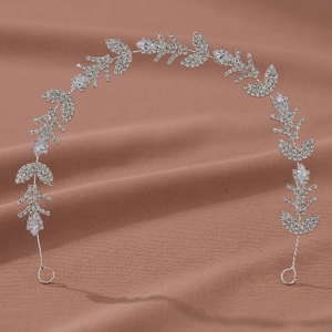 Détail du bandeau de mariée argenté avec feuilles en zircon et strass étincelants