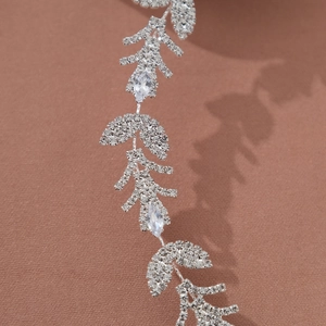 Détail d'un bandeau feuille argenté montrant le pavage en zircone et les pierres de marquise