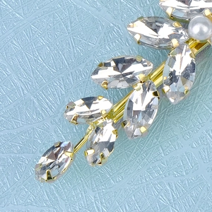 Elegant wheat ear hair clip with sparkling rhinestones and white pearl on gold base