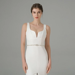 Nahaufnahme des funkelnden Strass-Blumengürtels am eleganten ärmellosen weißen Brautkleid