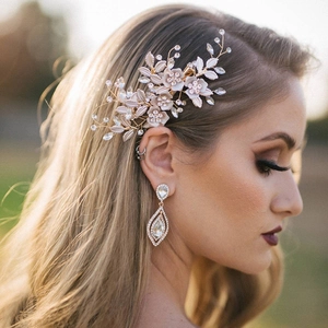 Détail de la coiffe de mariée et boucles d'oreilles rose doré avec fleurs et cristaux