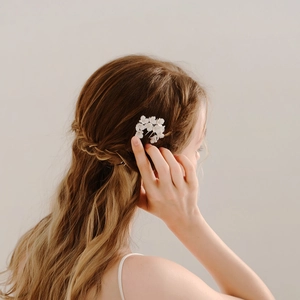 Épingle à cheveux élégante à fleurs blanches fait main pour mariages et coiffures de mariée