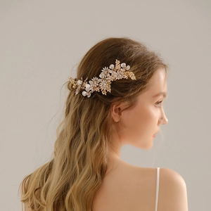 Details des Brauthaarkamms mit Resin-Blumen und Kristallblättern auf welligem Haar
