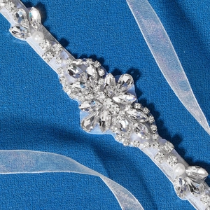 Eleganter Brautgürtel mit funkelnden Kristall-Strasssteinen und weißen Perlen auf Marineblau