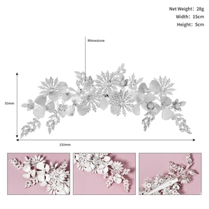 Detailansicht der silbernen Braut-Haarklammer mit Blumen, Steinen und mattweißen Blüten