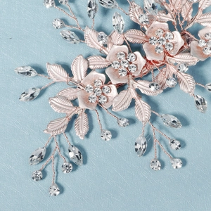 Vue détaillée d'une pince à cheveux de mariée en or rose faite main avec cristaux
