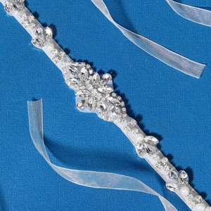 Eleganter Brautgürtel mit Marquise Kristallen und Perlen auf weißem Seidenband
