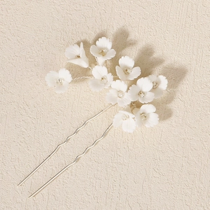 Épingle à cheveux faite main avec fleurs blanches et perles pour coiffures élégantes