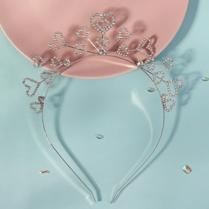 Détail d'un serre-tête de mariée en strass avec motifs de cœurs et cristaux argentés étincelants