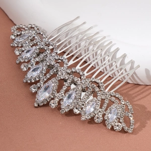 Détails du peigne à cheveux de mariée argenté avec cristaux marquise et strass brillants