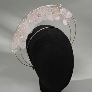 Détails de pétales de fleurs en tissu multicouches et perles sur un serre-tête doré