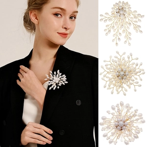 Luxury Handmade Imitation Artificial Pearl Flower Brooch With Gold Copper Wire Retro Floral Pin For Wedding Party Banquet Women Jewelry