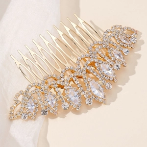 Détail d'un peigne à cheveux pour mariée en alliage doré et strass étincelants taille marquise