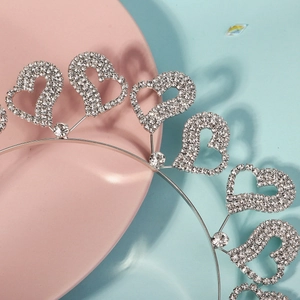 Détail macro du serre-tête de mariée en forme de cœur avec strass blancs étincelants