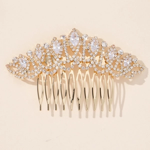 Vue détaillée du peigne à cheveux de mariée avec strass scintillants et dorure fine